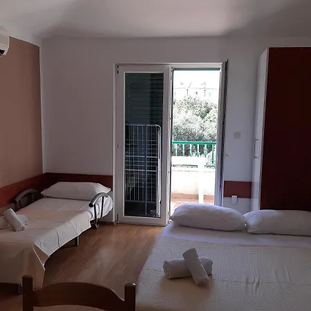 Vila Maslina Apartments Mit Pool Und Garten Nahe Am Strand Tucepi Exterior photo