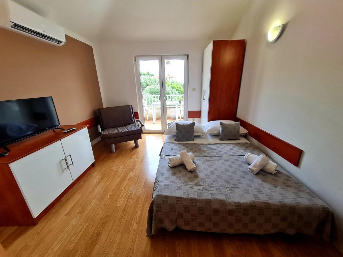 Maslina Mit Pool Und Garten Nahe Am * Tučepi