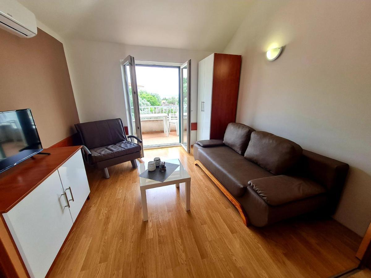 Apartment Maslina Mit Pool Und Garten Nahe Am